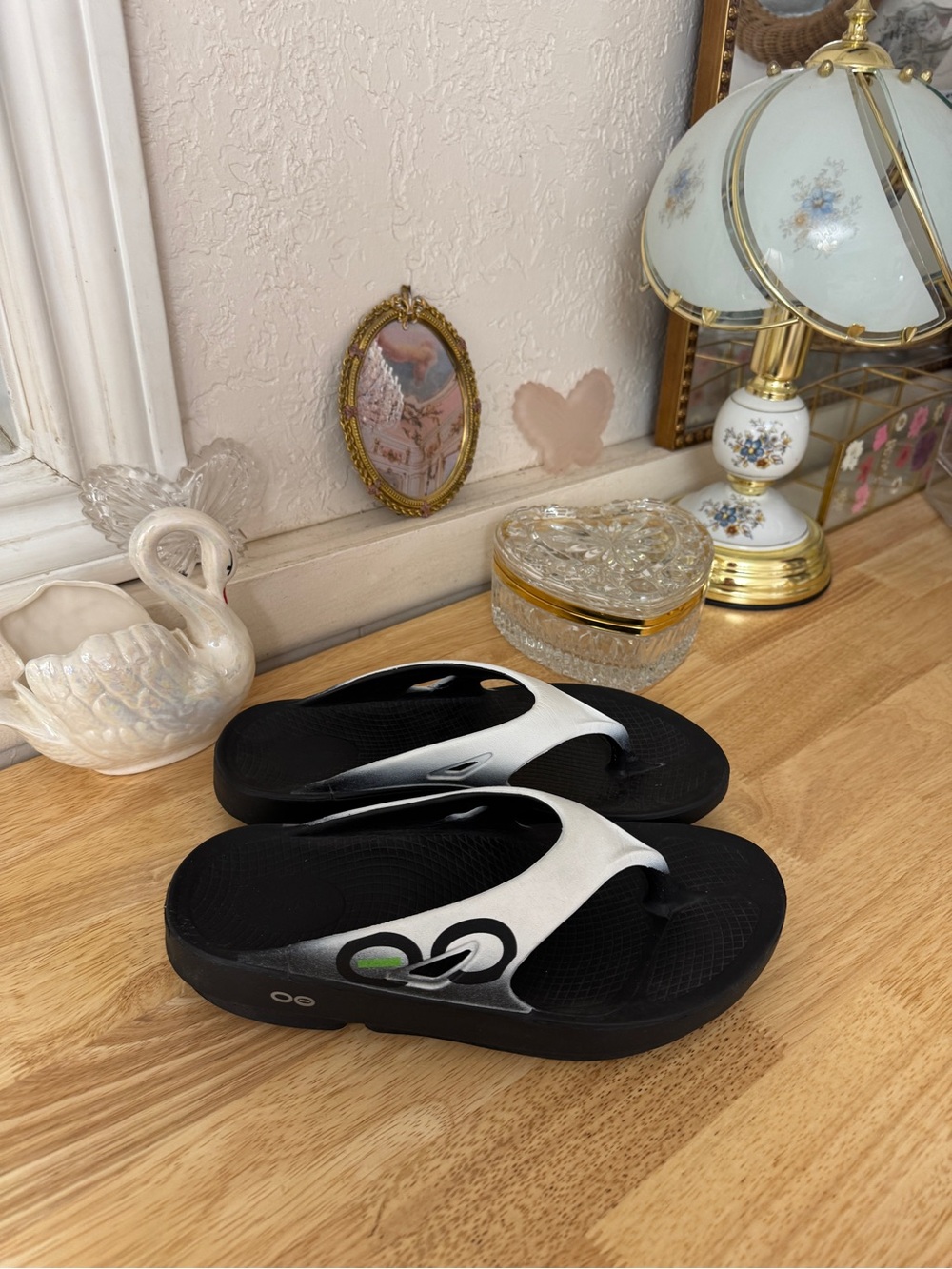 Super comfortable OOFOS black and white recovery flip flops 🖤🤍 Size EU40 W-9 M-7 - Picture 14 of 15